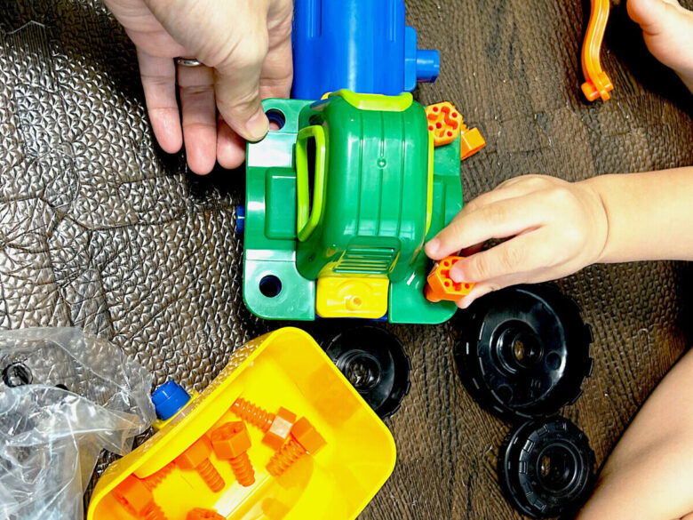 My First Edu Toysシリーズ　Farm Tractorで遊ぶ息子と自分の写真