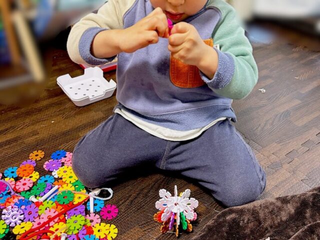 ジスターで遊ぶ3歳息子の写真