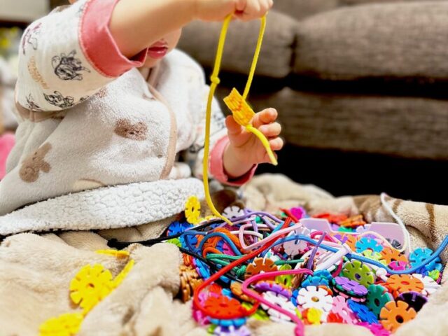 ジスターで遊ぶ3歳息子の写真